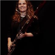 Profesora de música imparte clases a niños de todas las edades